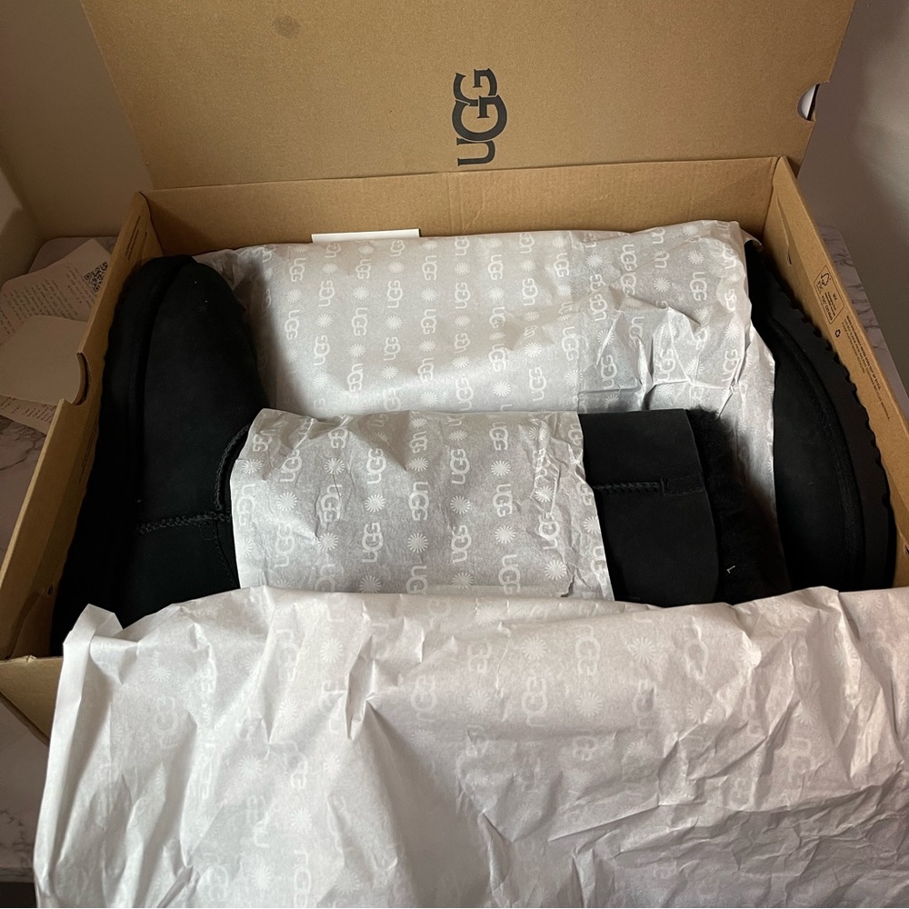brand new UGGs // Size 9 W.